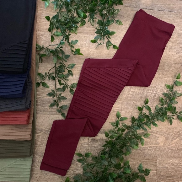 🚨 RESTOCKED! Burgundy Highwaist Moto Leggings - Picture 2 of 4